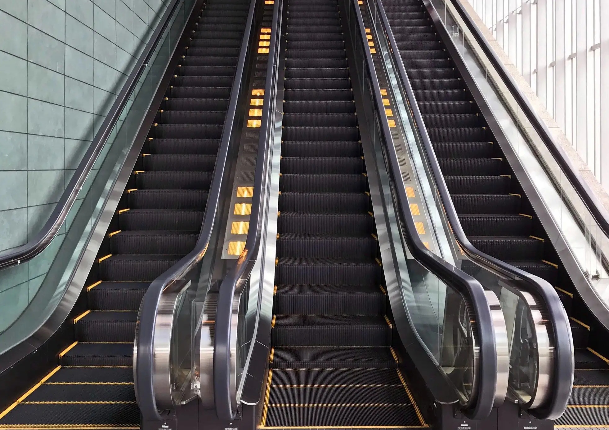 今天给大家介绍一个非常实用的公共设施——自动扶梯.