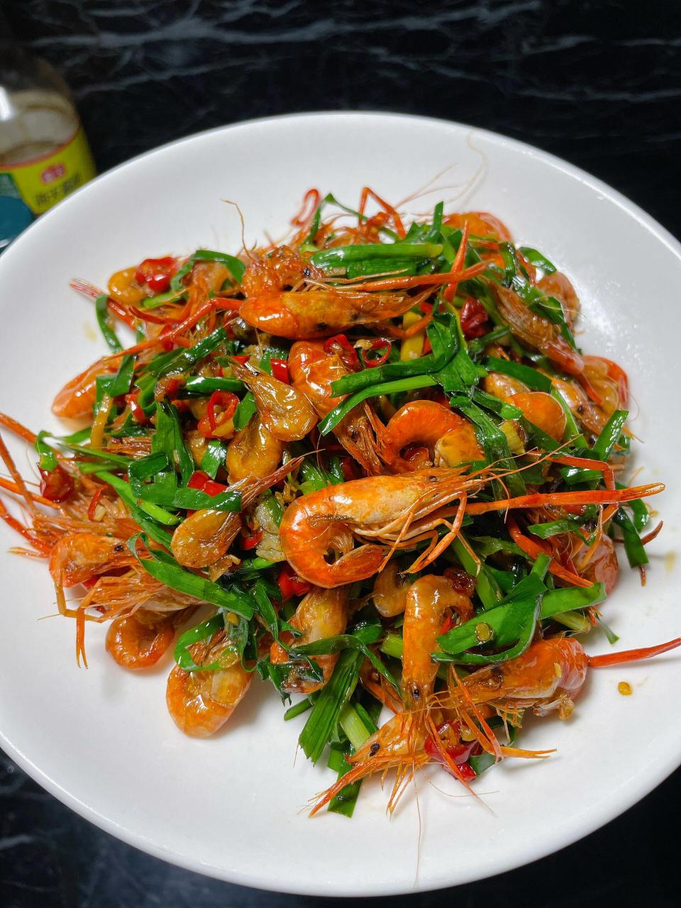 韭菜炒野生小河虾,一口鲜,一口香 食材 小河虾 250 克 韭菜 150 克 姜