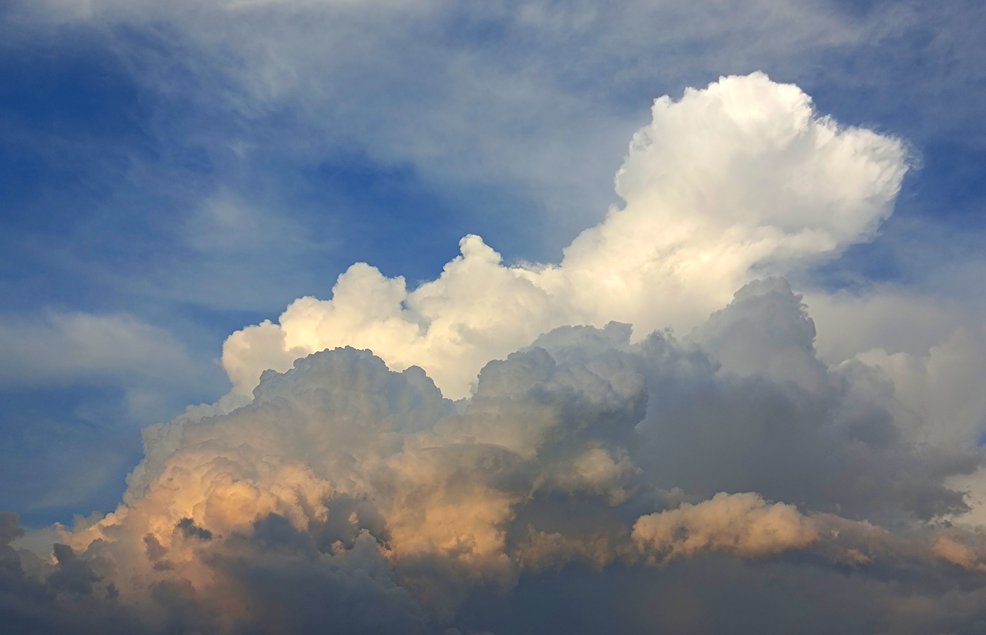 傍晚,被天边崛起的一团团白云吸引了.云,千变万化,神奇莫测