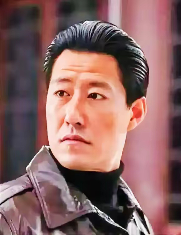 于震,外貌有特色!大长脸,鼻子大,大块头,是个大男子汉的形象