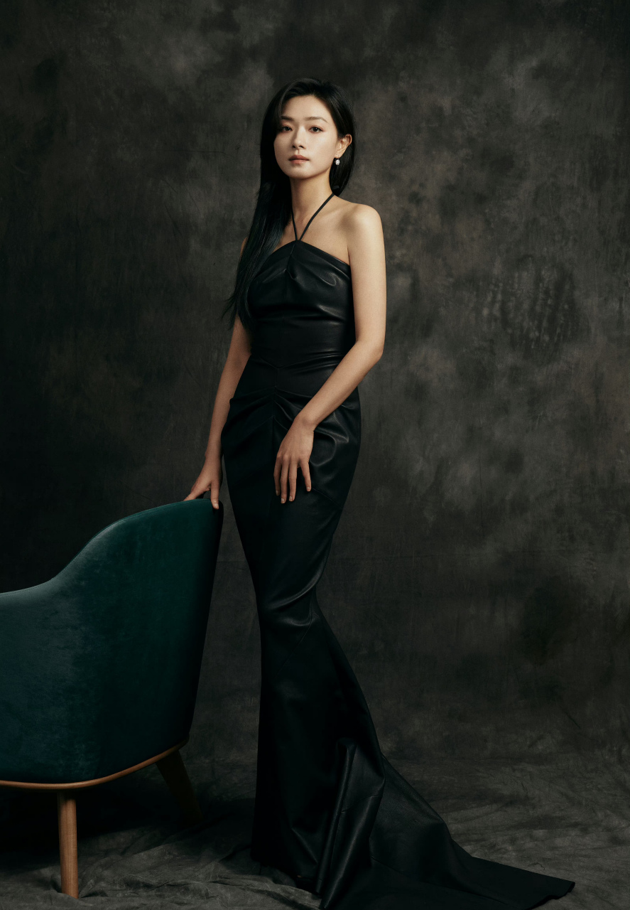 万茜,黑色皮质挂脖吊带裙,披肩长发更显气质!