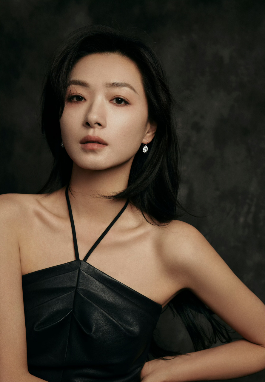 万茜,黑色皮质挂脖吊带裙,披肩长发更显气质!