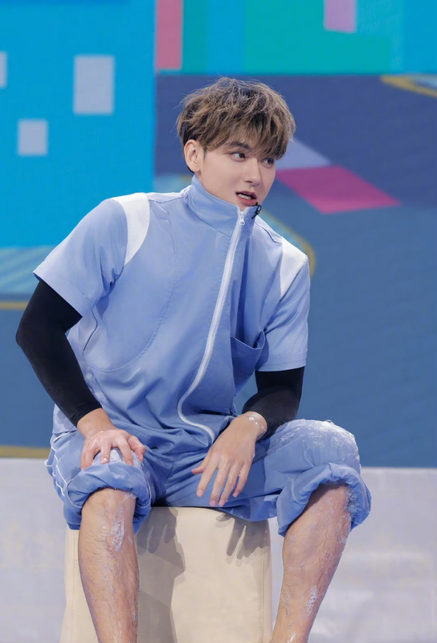 黄子韬谈经纪人被抓# 黄子韬直播中回应跟了自己十年的经纪人被抓一