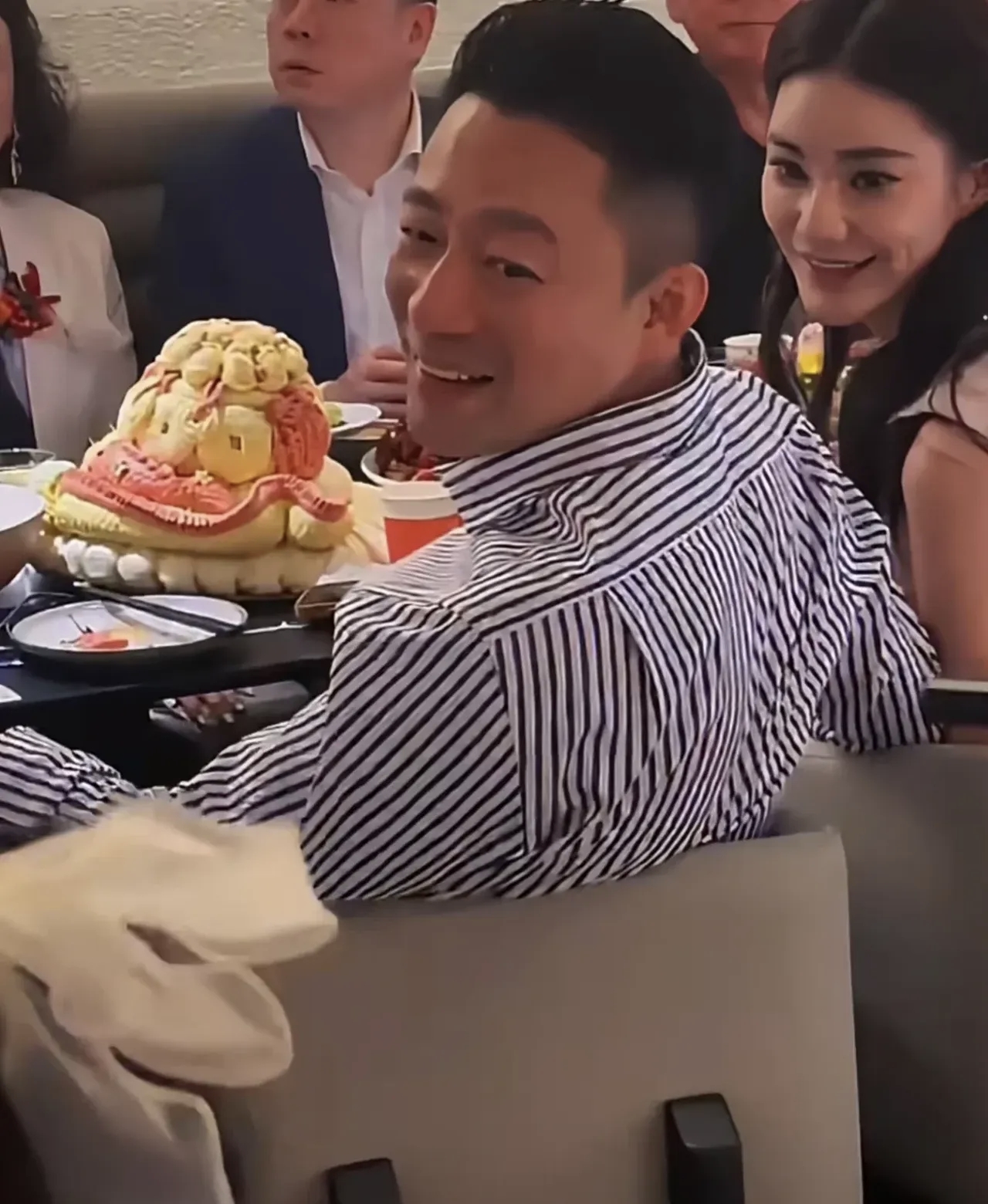 有个小宝宝走过来跟汪小菲打了个招呼 那小家伙还离得很远呢汪小 