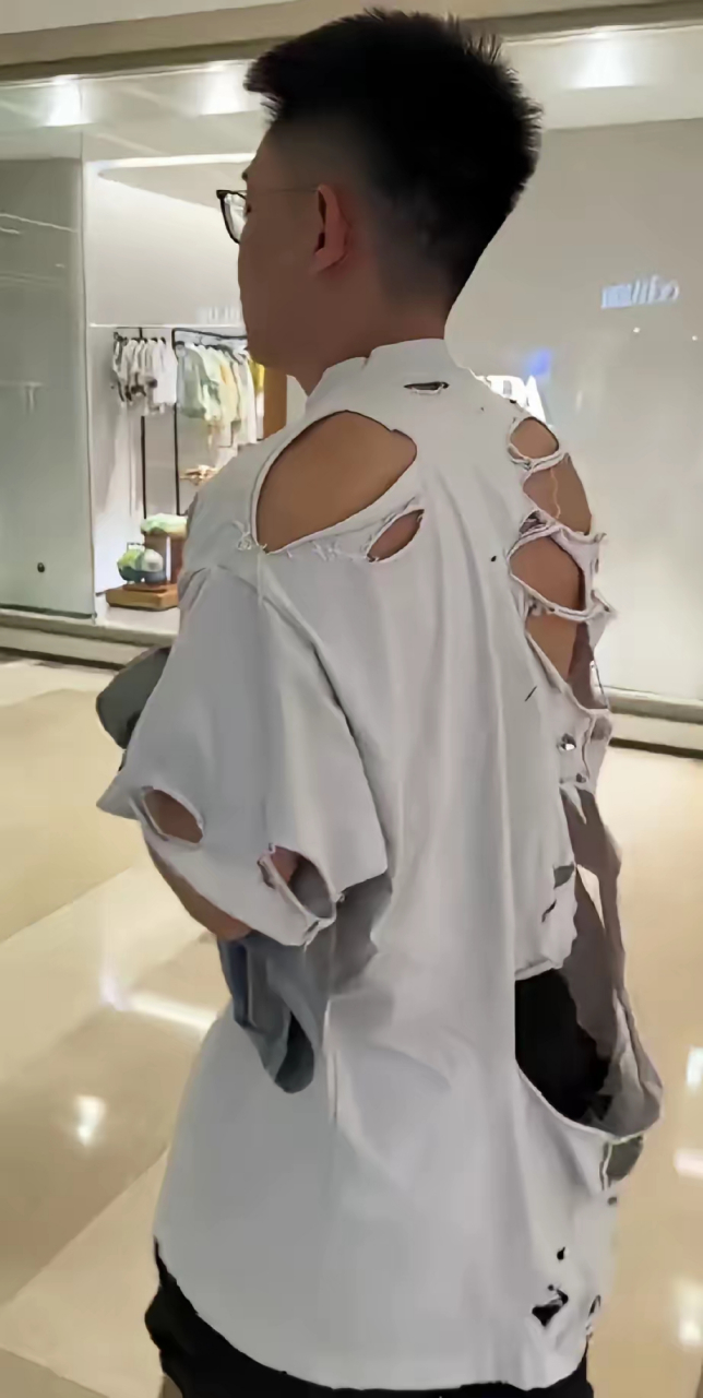 有网友调侃说,这些衣服主打的就是一个心理反差.