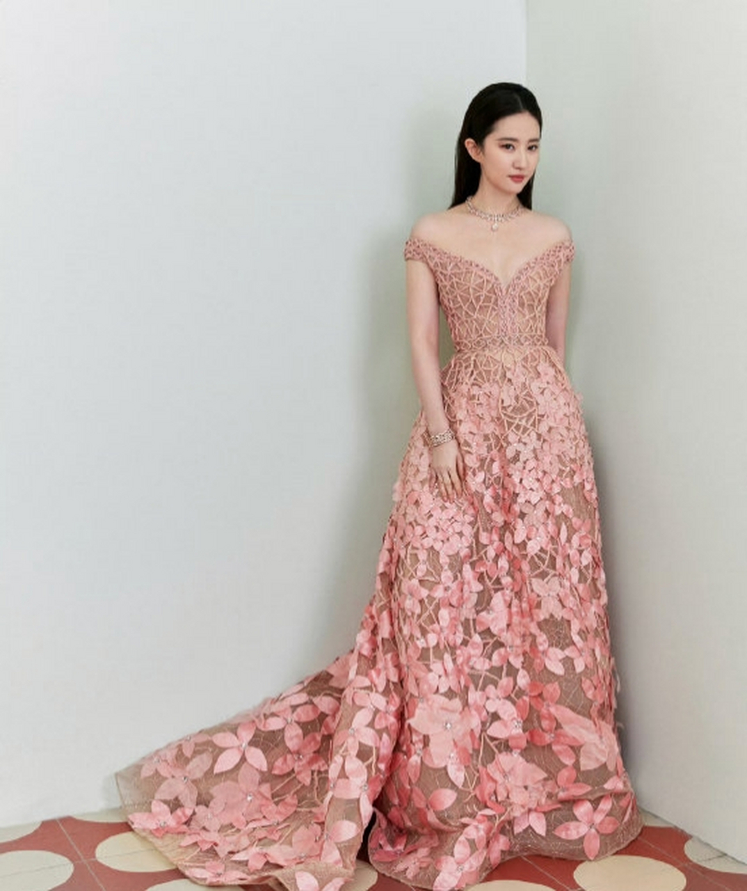 刘亦菲白玉兰红毯造型秒了,粉色花瓣长裙梦回玫瑰,微胖身材太真实