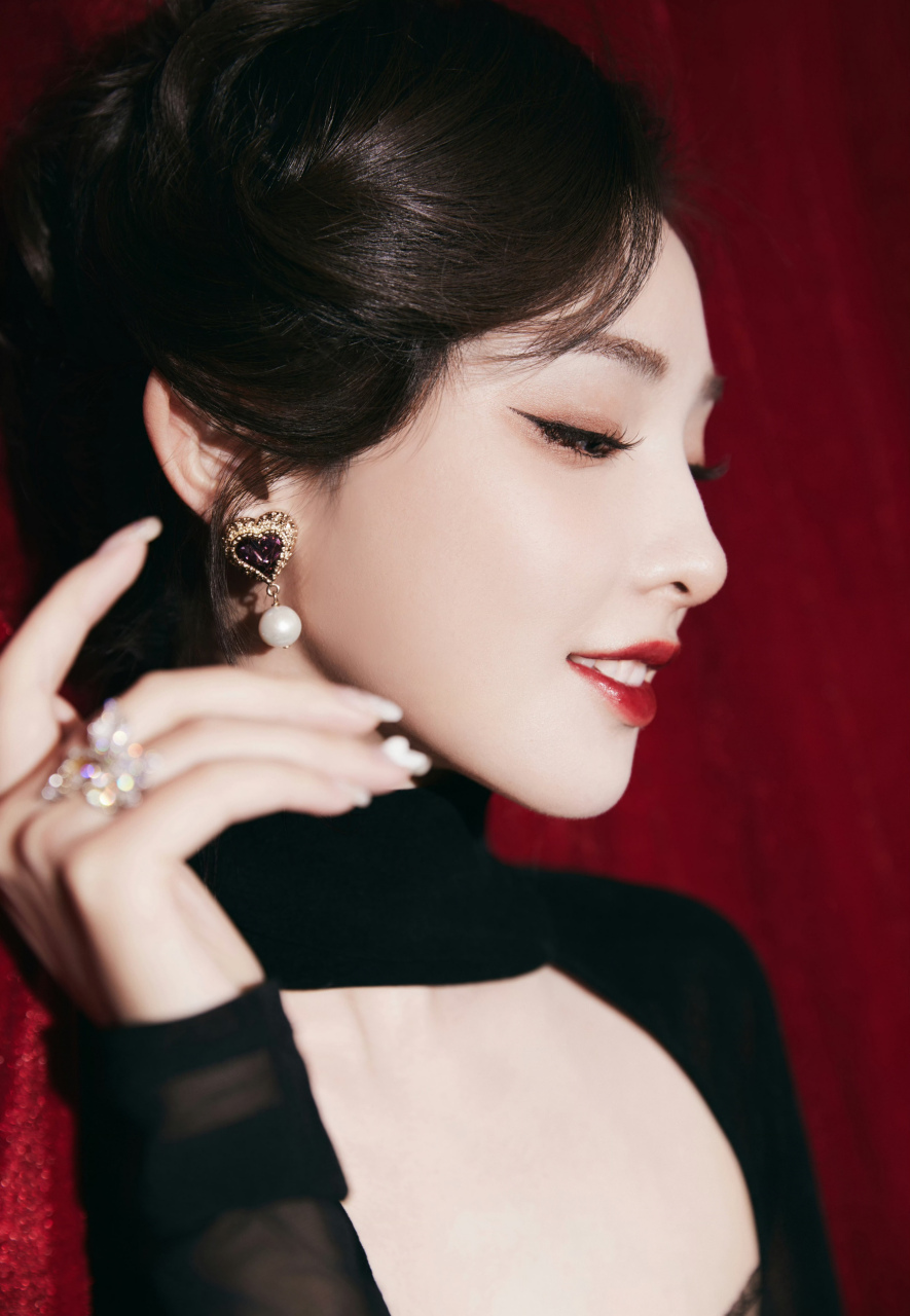 彭小苒,黑丝长袖紧身裙,性感红唇超迷人!