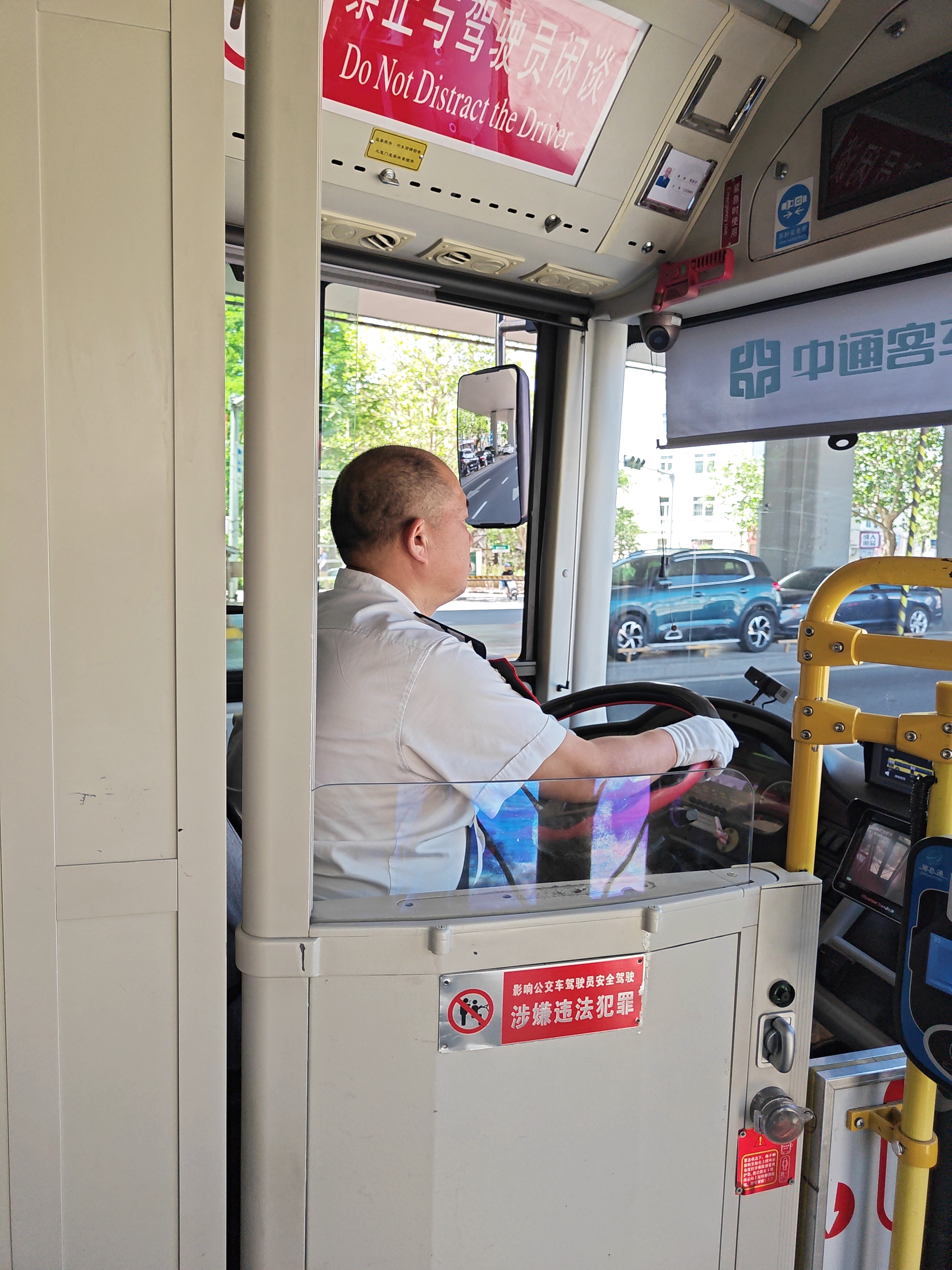 图片公交车司机工作照片影响公交车司机安全驾驶青岛11路公交车图片