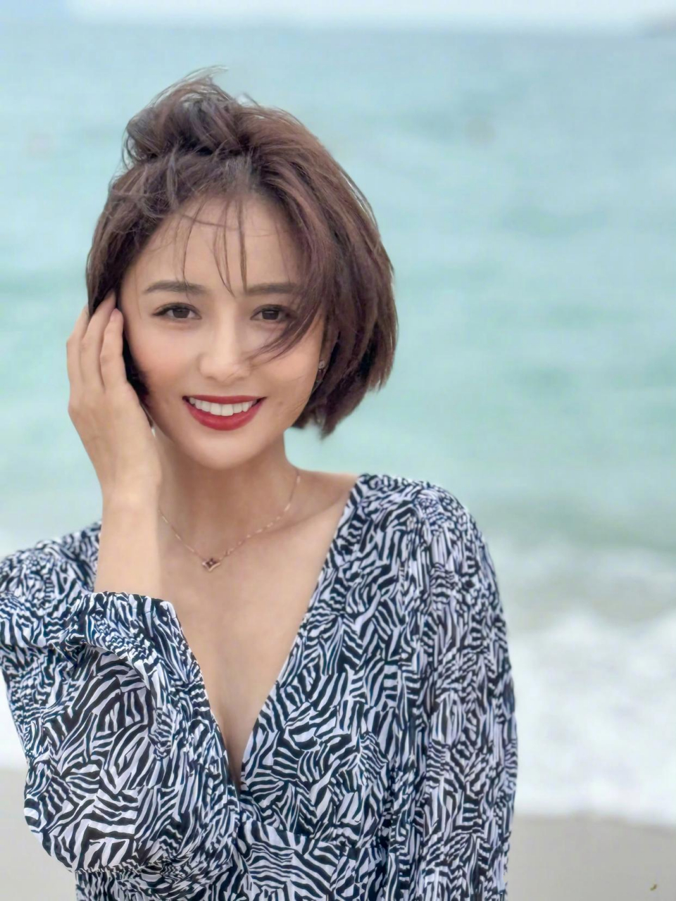 佟丽娅短发好美,黑白条纹露肩上衣,红唇白皙