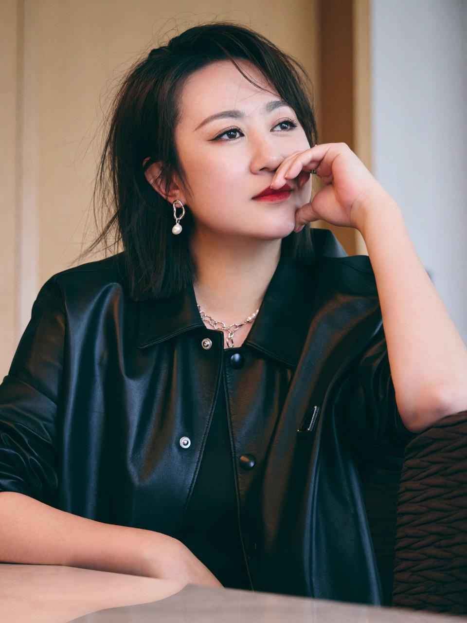 马丽短发皮衣女神,温柔而舒展