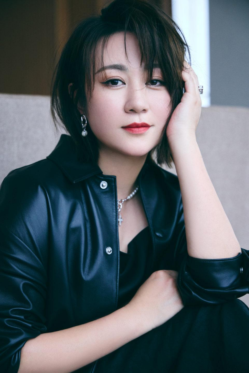 马丽短发皮衣女神,温柔而舒展