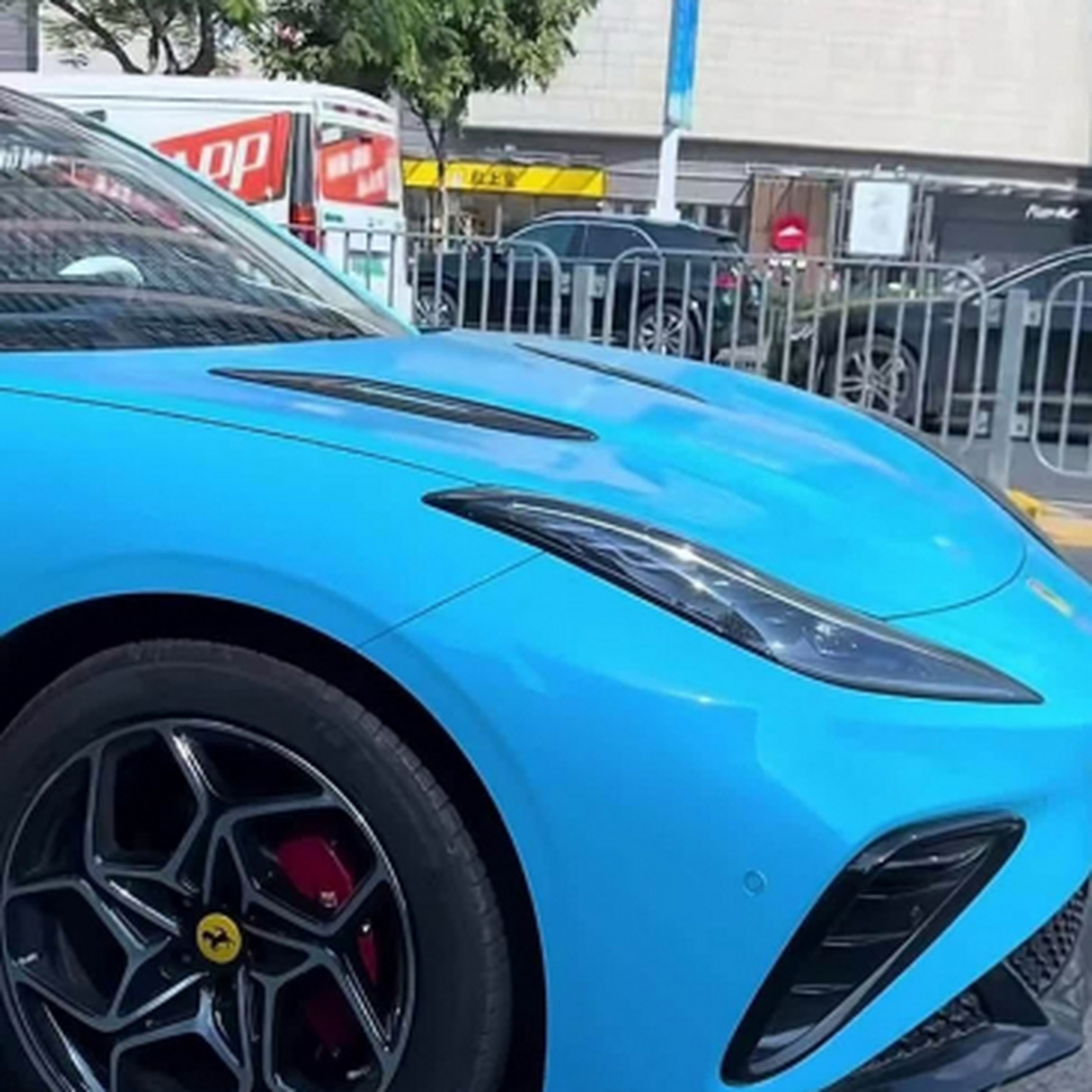 上班时候看到的,想问一下法拉利也出新能源电车了吗?