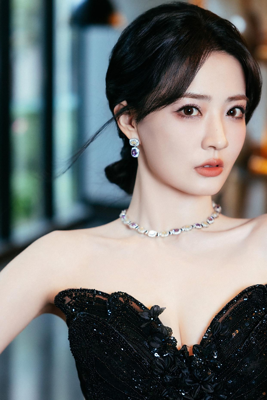 徐璐最新造型好惊艳,冷白皮搭配黑色流苏裙