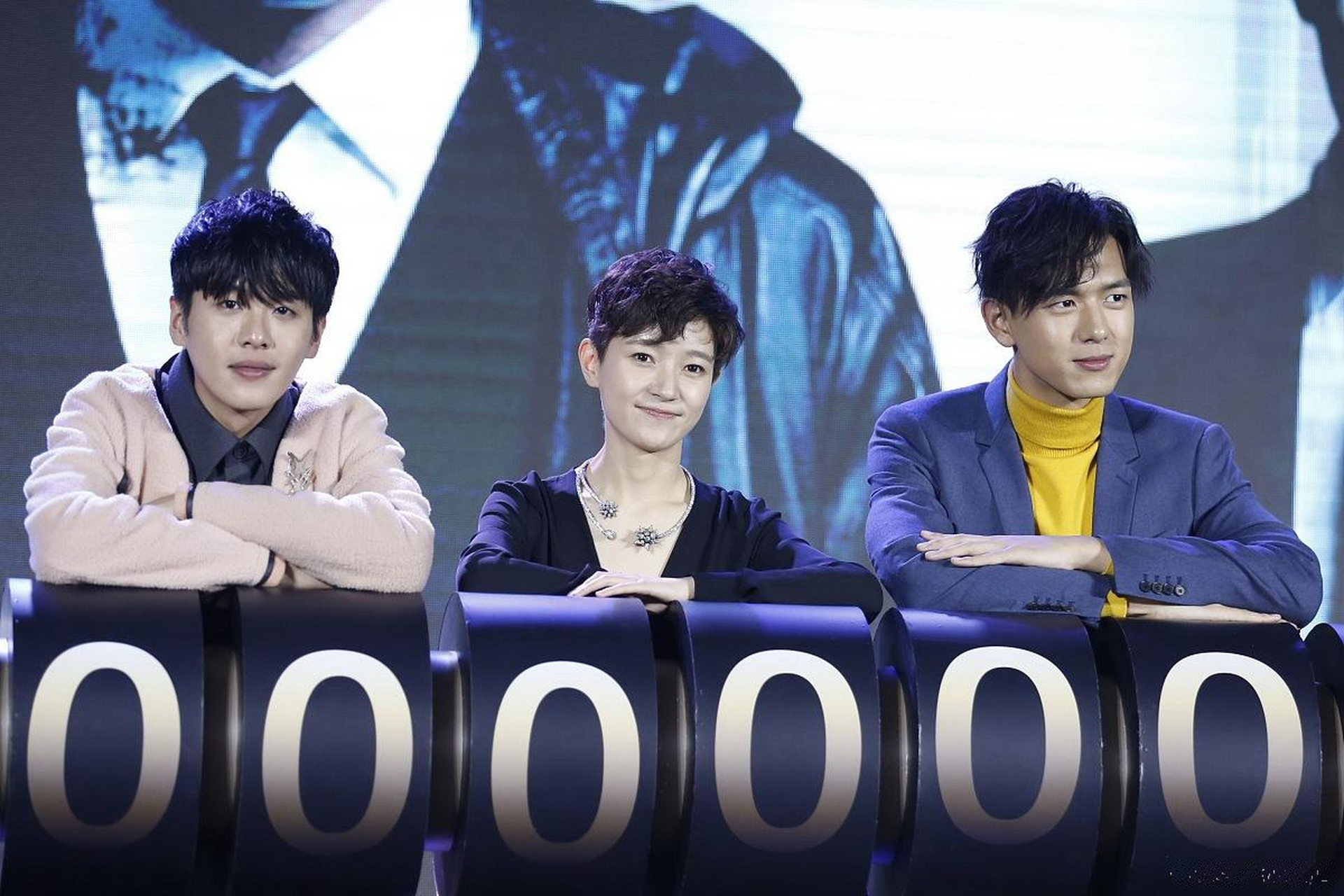 多年前,张若昀,李现,焦俊艳一起参加《法医秦明》的宣传活动