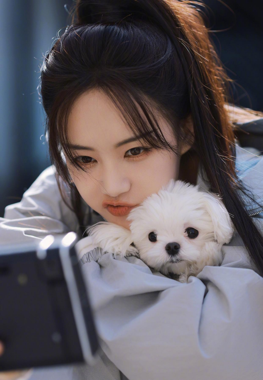 李一桐俏皮可爱好甜美,少女感!