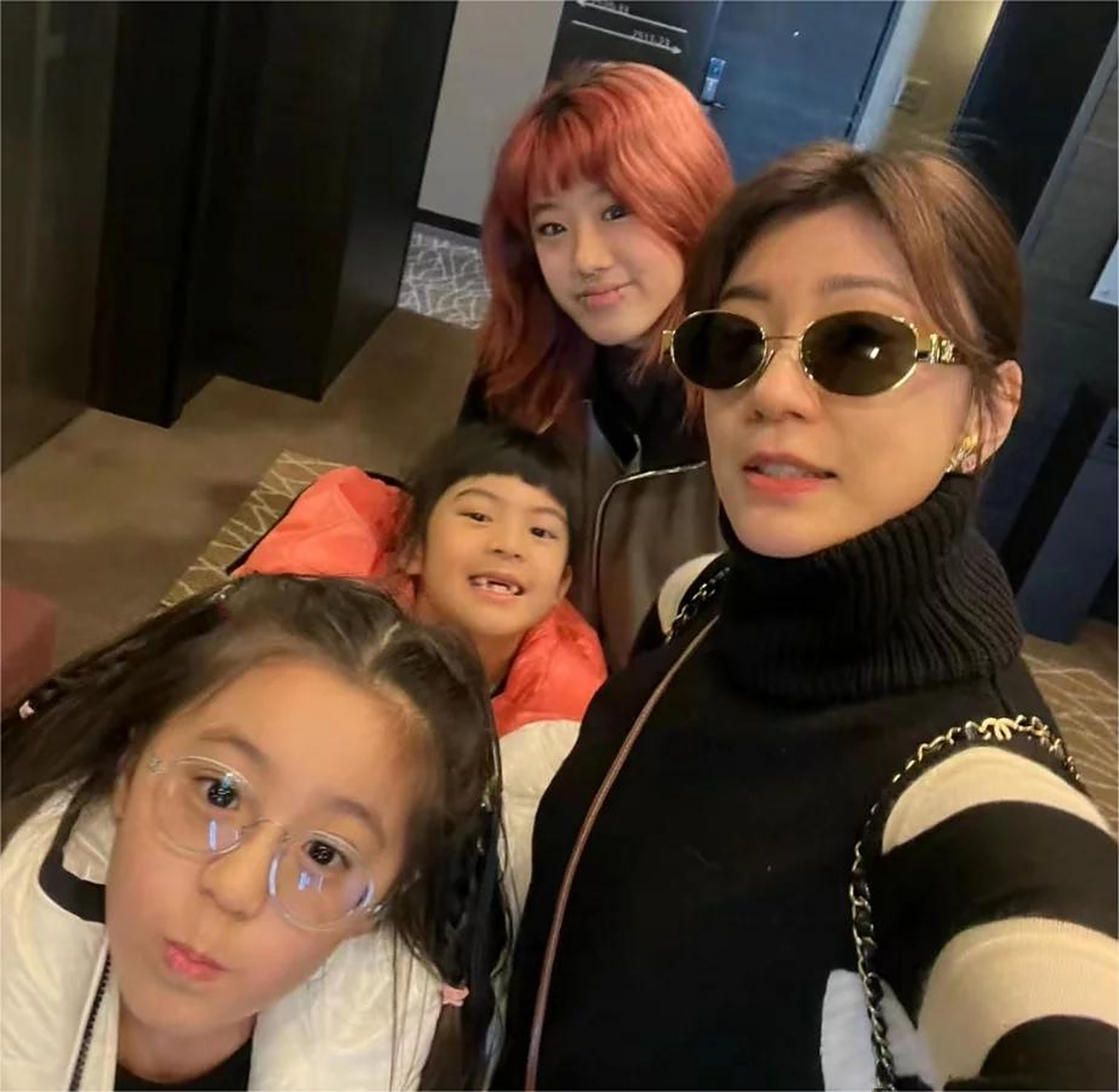 贾静雯一家五口日本游玩,18岁梧桐妹造型另类