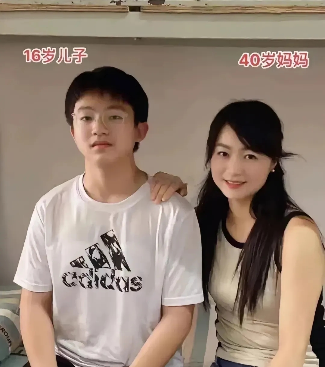 同学妈妈真年轻,还以为是他姐,中午要不要请她吃饭呢!