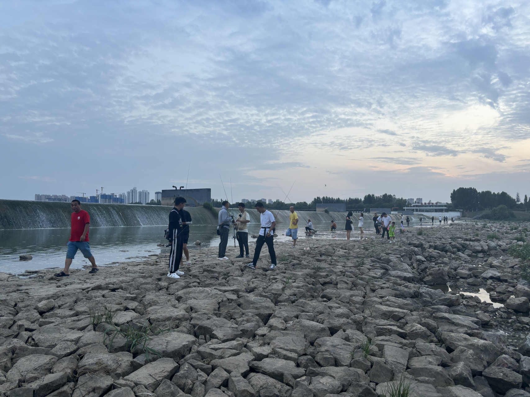 动态连更挑战# 傍晚的灞河,这么多人都在河道里找什么呢?