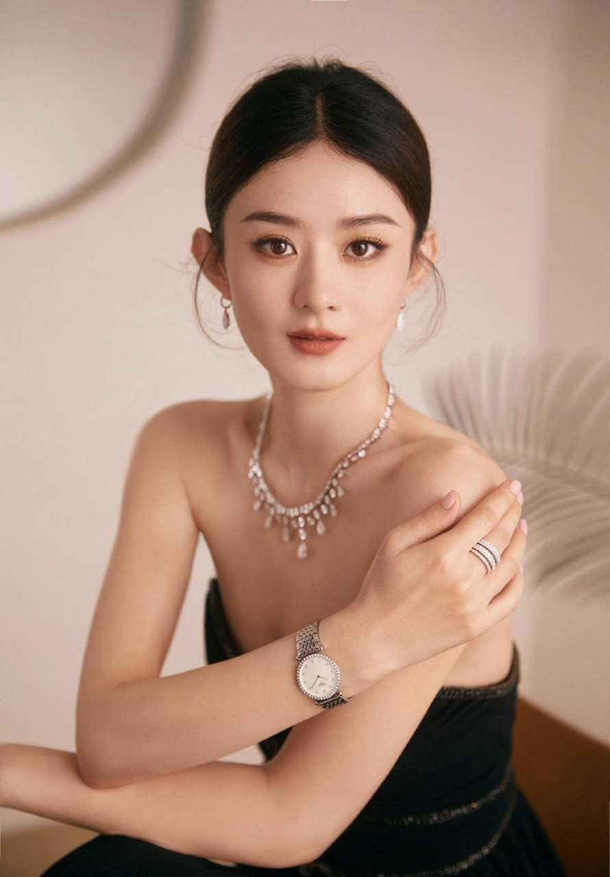 赵丽颖一袭抹胸长裙端庄优雅 盘发而立秀光滑美背 67