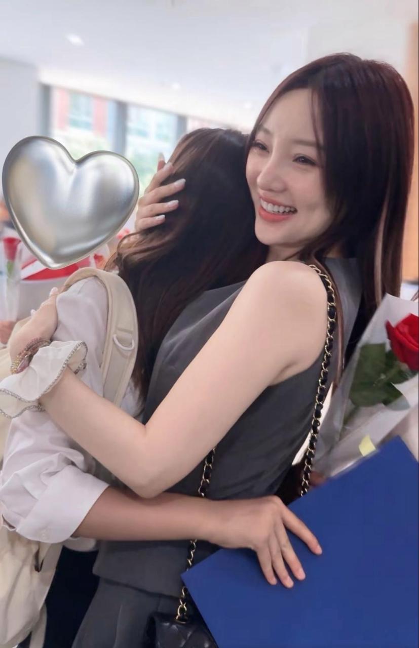 李小璐女儿小学毕业啦!11岁甜馨现场哭成泪人,母女同框似姐妹