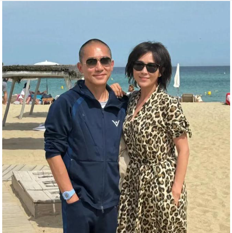 刘嘉玲和62岁老公度假,梁朝伟头发白了一半,背影干巴瘦腿很细