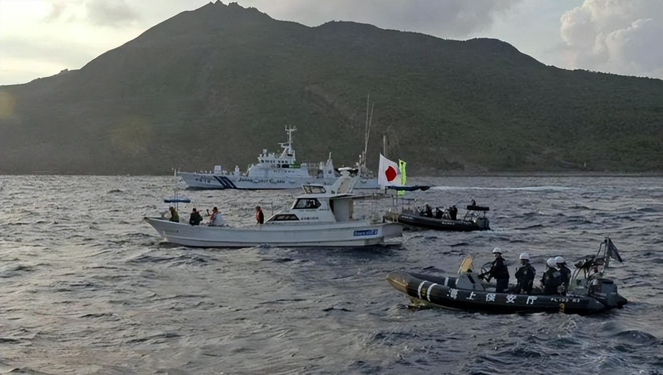 钓鱼岛对峙2小时,日船只硬闯被赶跑,仅差1米就撞上中方海警船