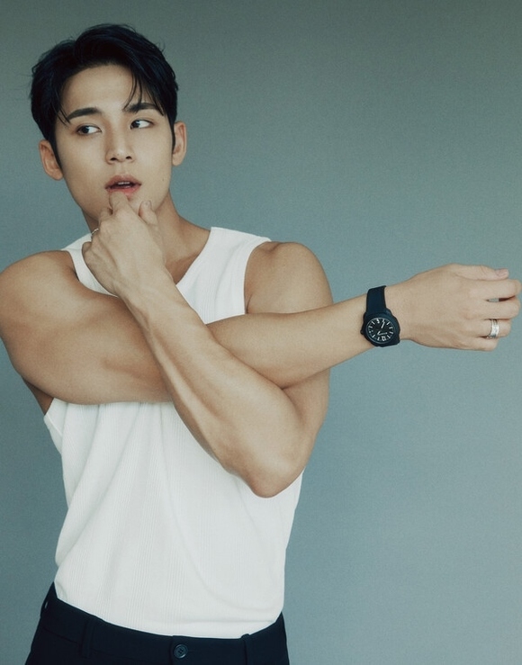 SEVENTEEN珉奎，健壮的手臂上戴着宝格丽手表 充满男性美的写真公开
