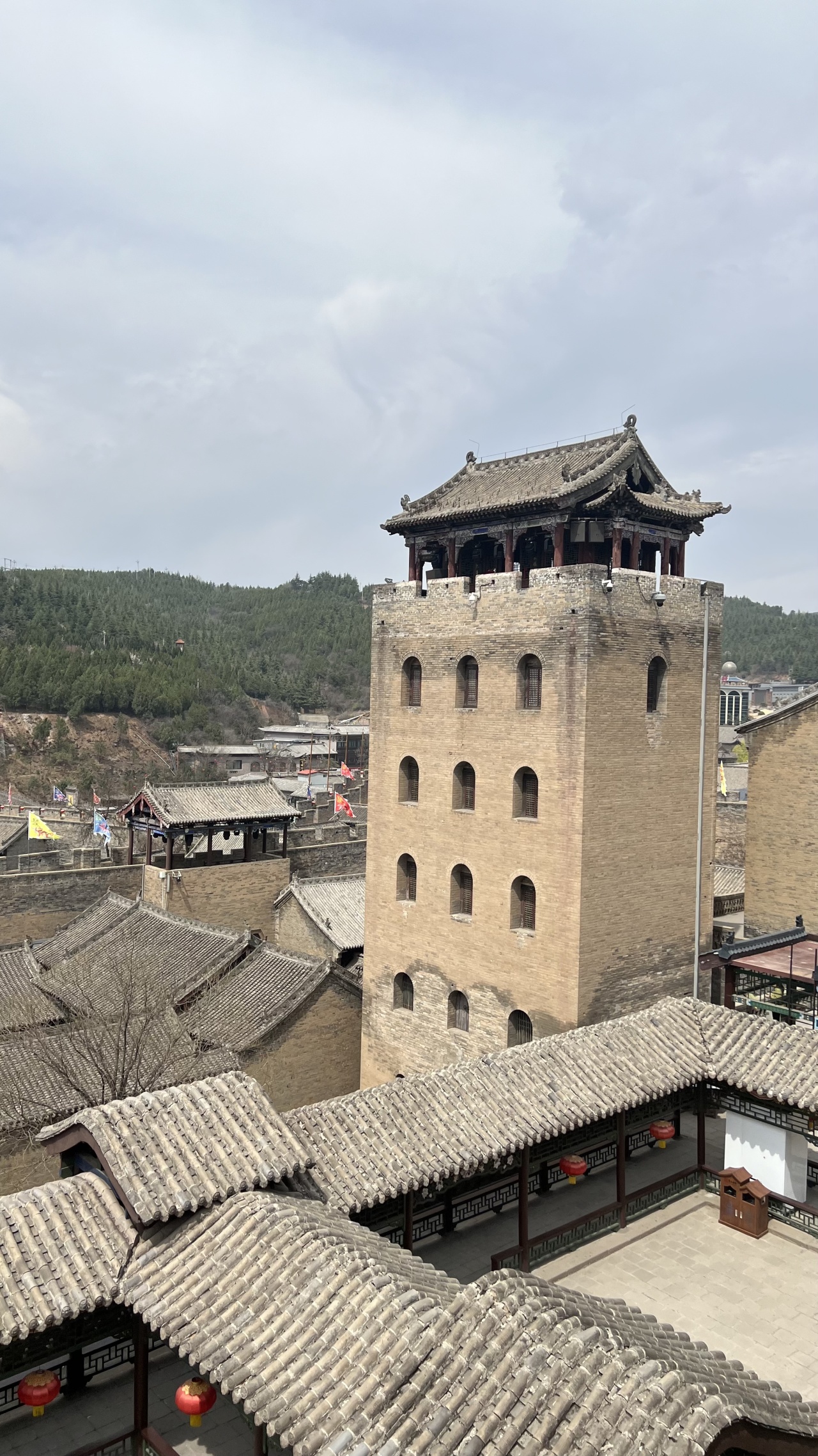 河山楼河山楼名称是取"河山为囿"之意,是整个皇城相府中最高的建筑.