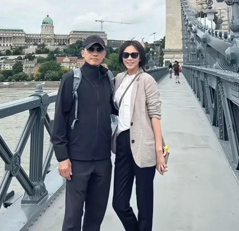 刘嘉玲和62岁老公度假,梁朝伟头发白了一半,背影干巴瘦腿超细