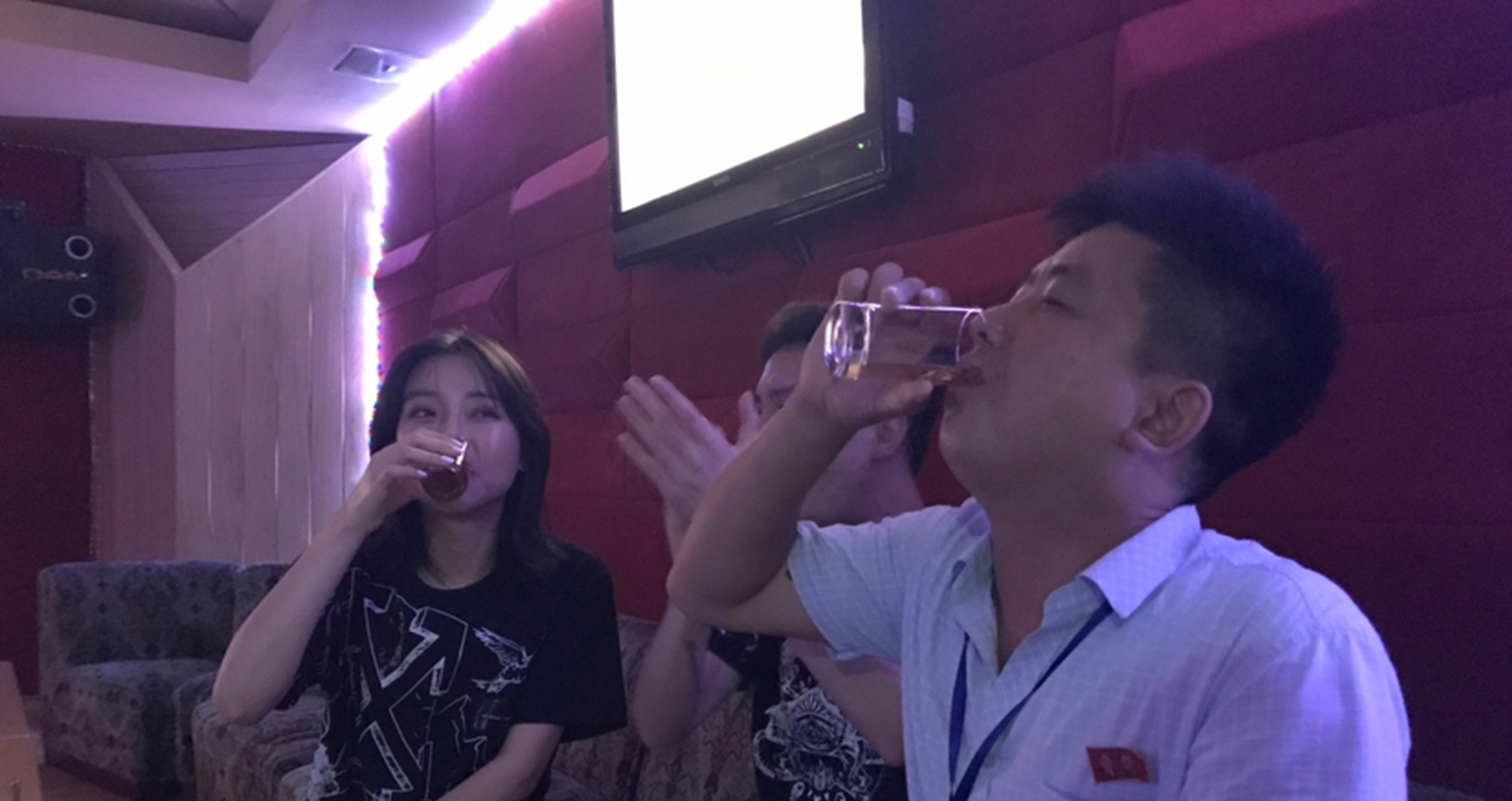 夜店装醉酒图片