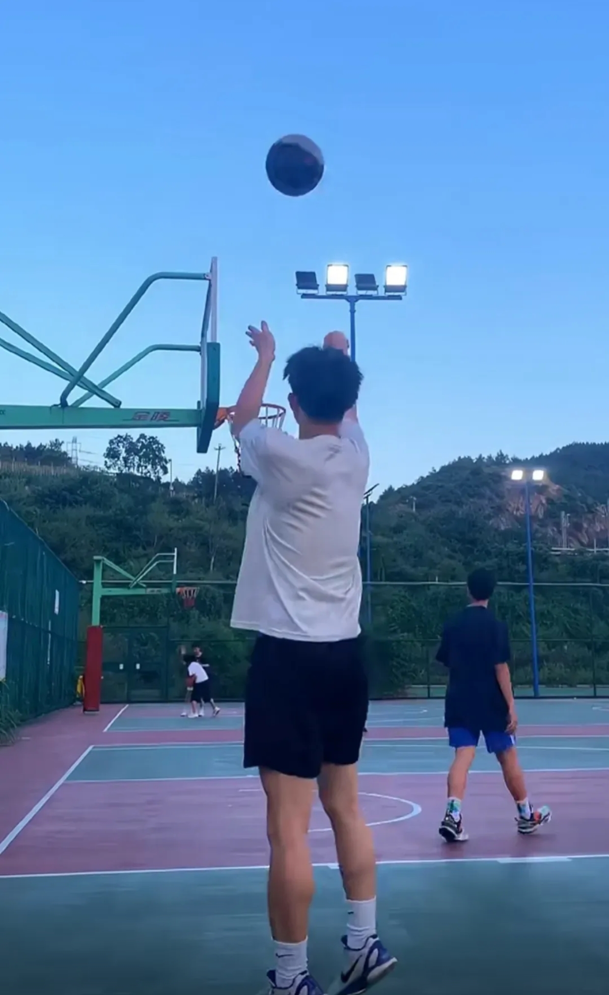 今年我儿子和办公室另外一个同事的儿子同时参加高 考