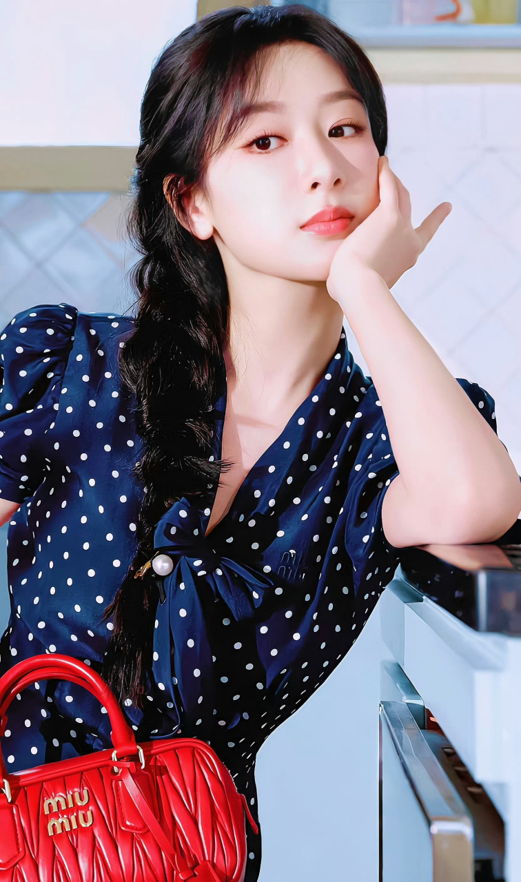 杨紫这件蓝色碎花长裙好少女,温柔明媚的大小姐气质