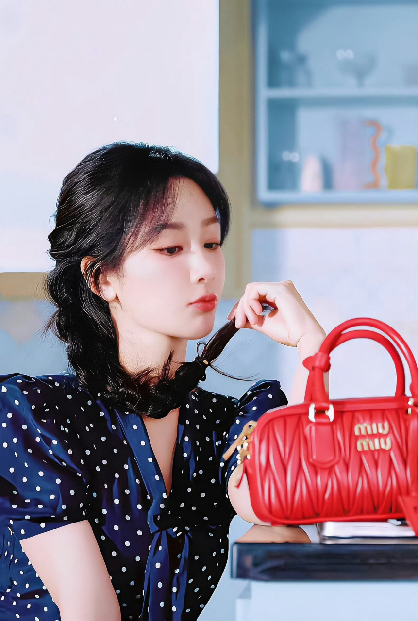 杨紫这件蓝色碎花长裙好少女,温柔明媚的大小姐气质