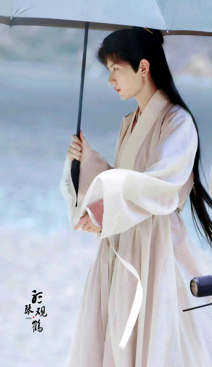 论古装男演员撑伞氛围图