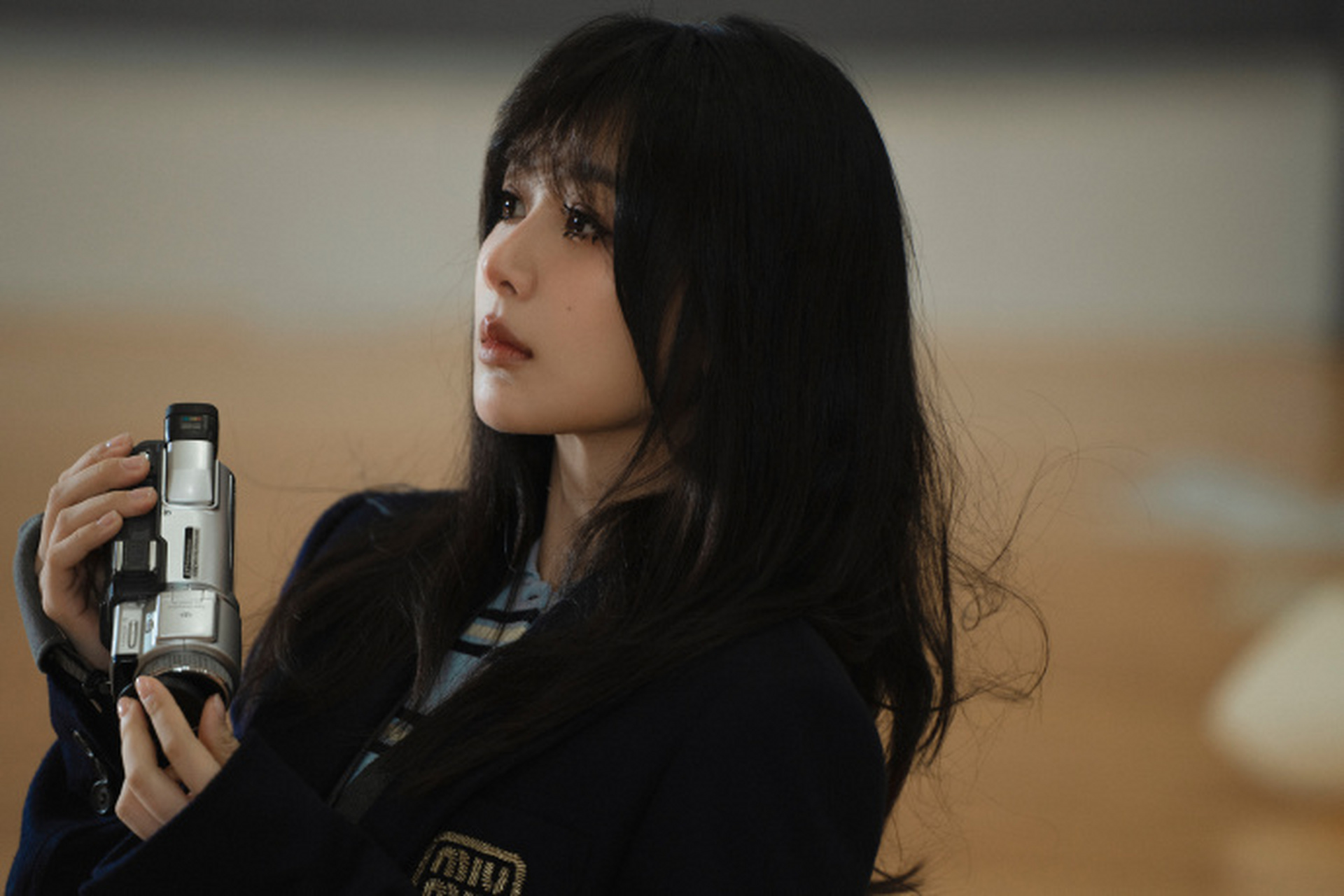 杨紫最新杂志女高造型,长发齐刘海,浓密的睫毛,整个人都十分有青春