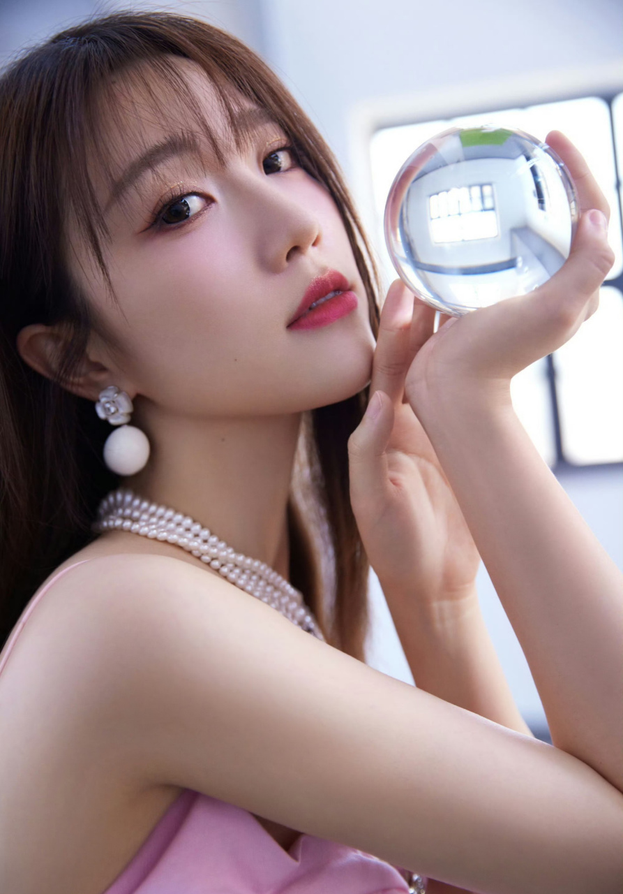 张纯烨,粉色抹胸裙,开叉设计,显得格外小性感!