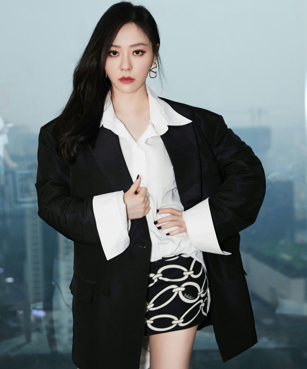 张靓颖,黑西服搭配短裙,高跟鞋性感又优雅!