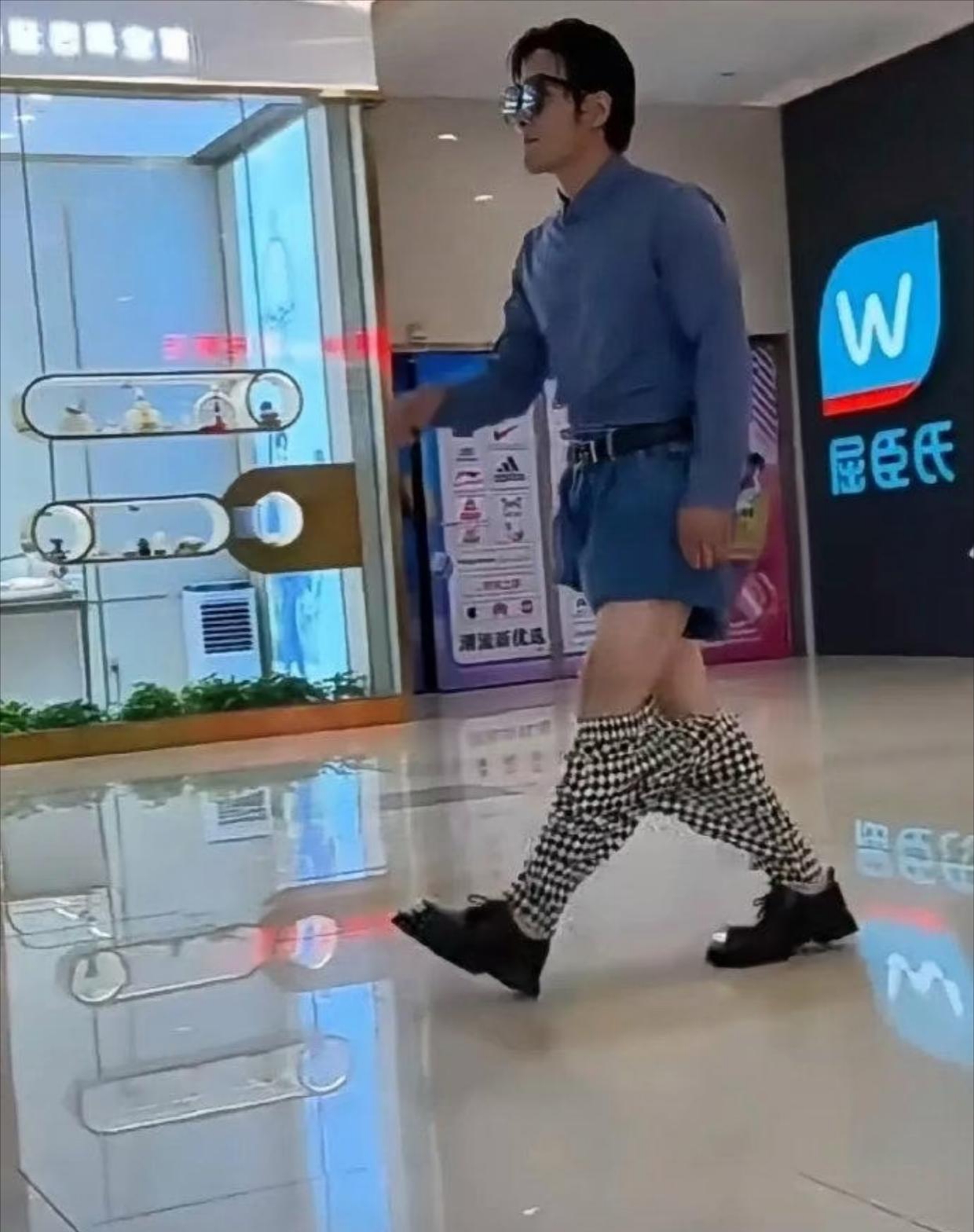 闻所未闻,这样穿,走路真不会别扭?  旁边的小孩看了都傻眼了!