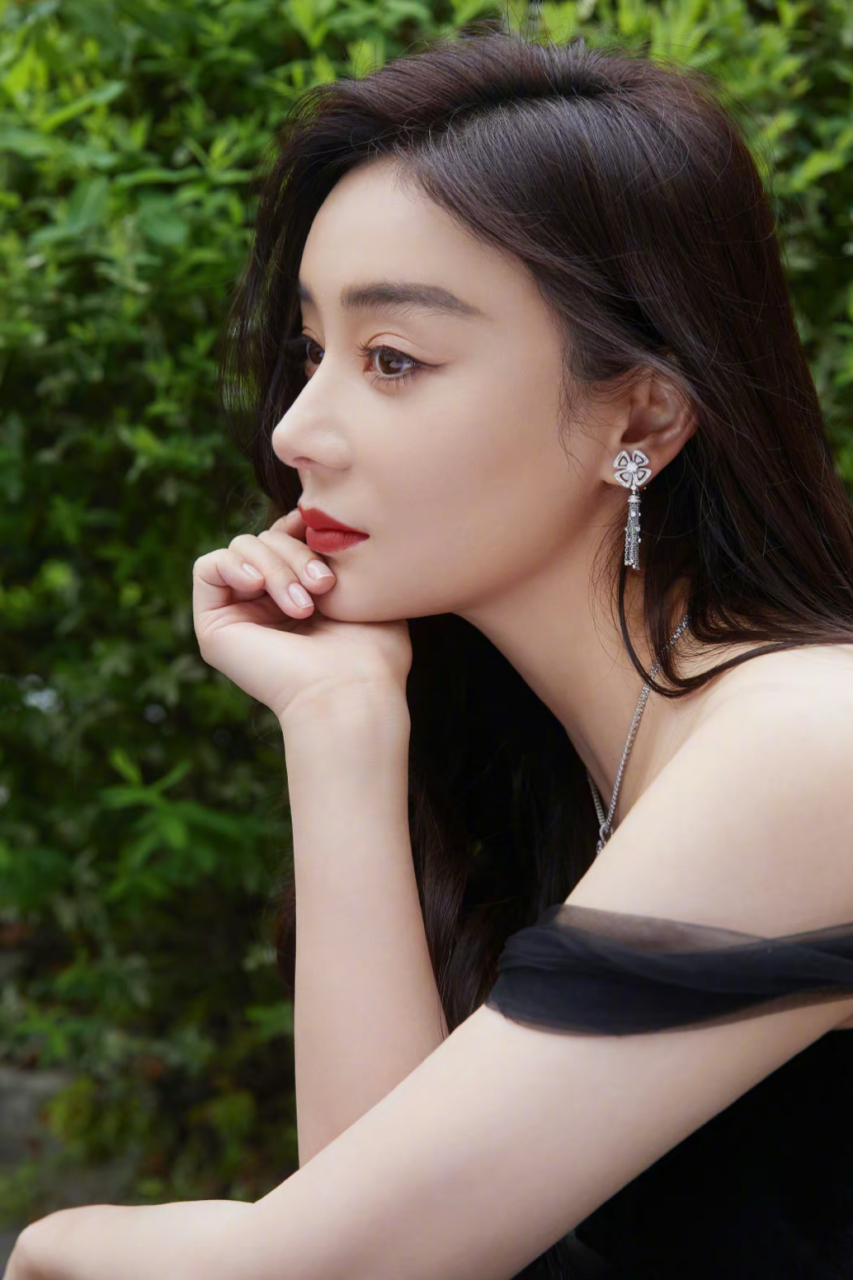 迷人风采:袁姗姗演绎一字肩高开叉礼服,大波浪卷发披肩散发温婉气质