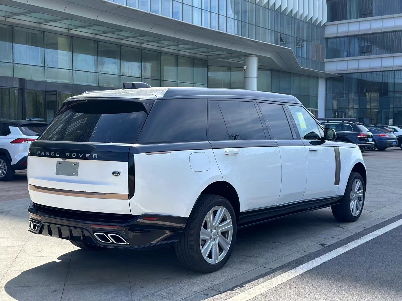 平行进口路虎揽胜加长5.98米皇家一号