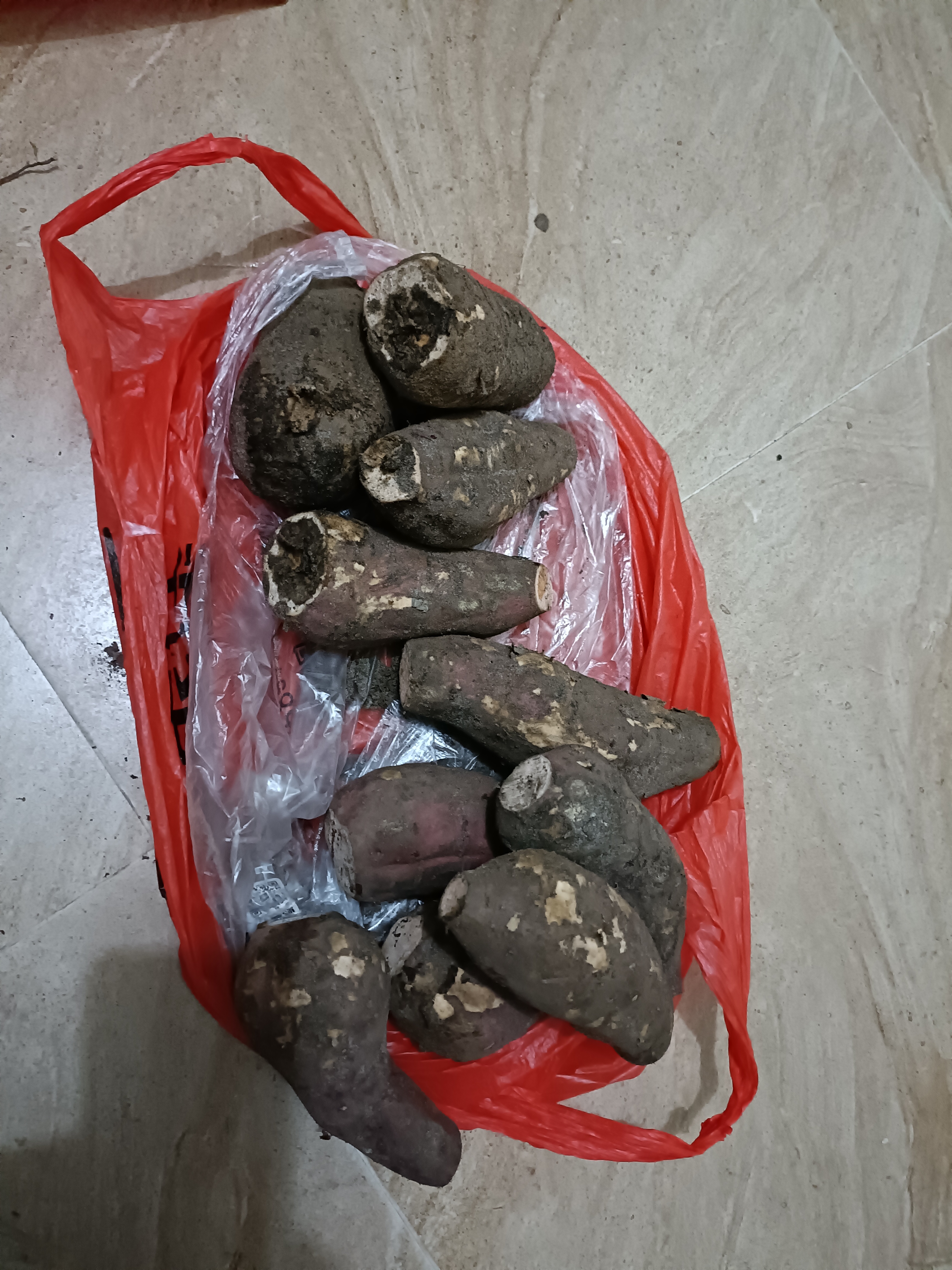 朋友们这红薯变成这个样子还能吃吗?
