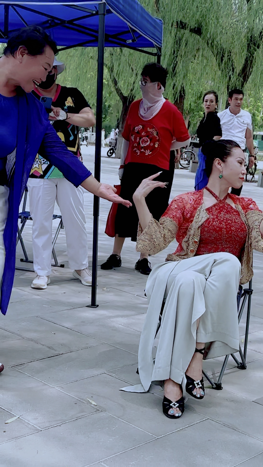 云天广场,三姐邀请大美妞跳舞