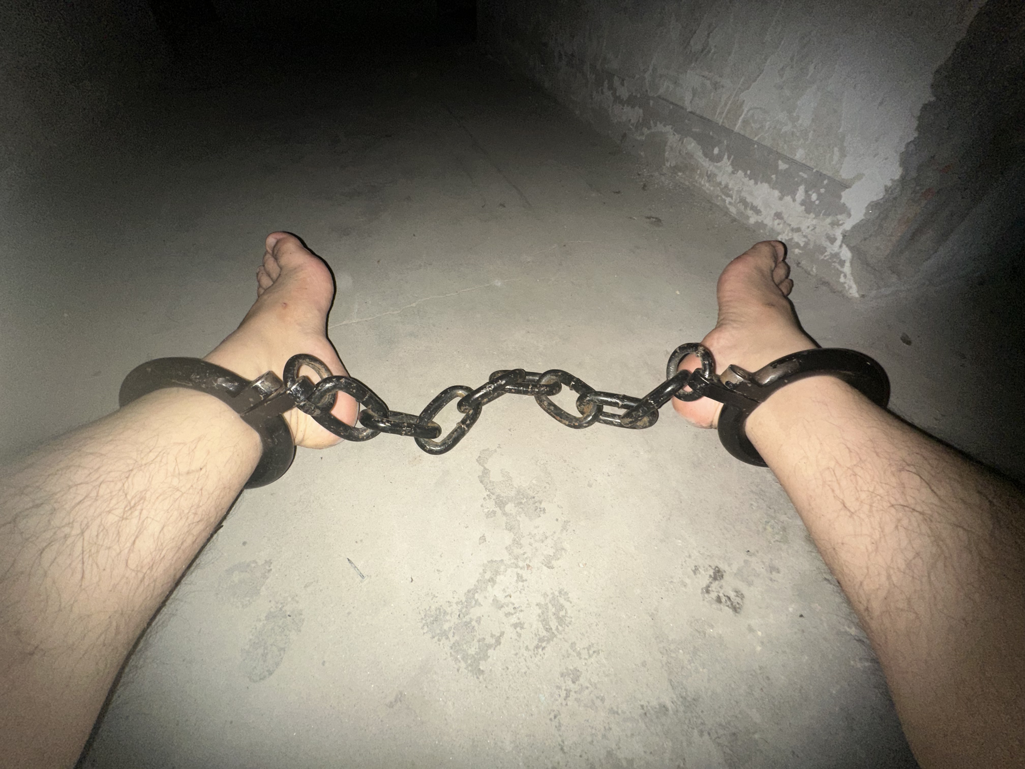 戴上脚镣是一种什么样的感觉