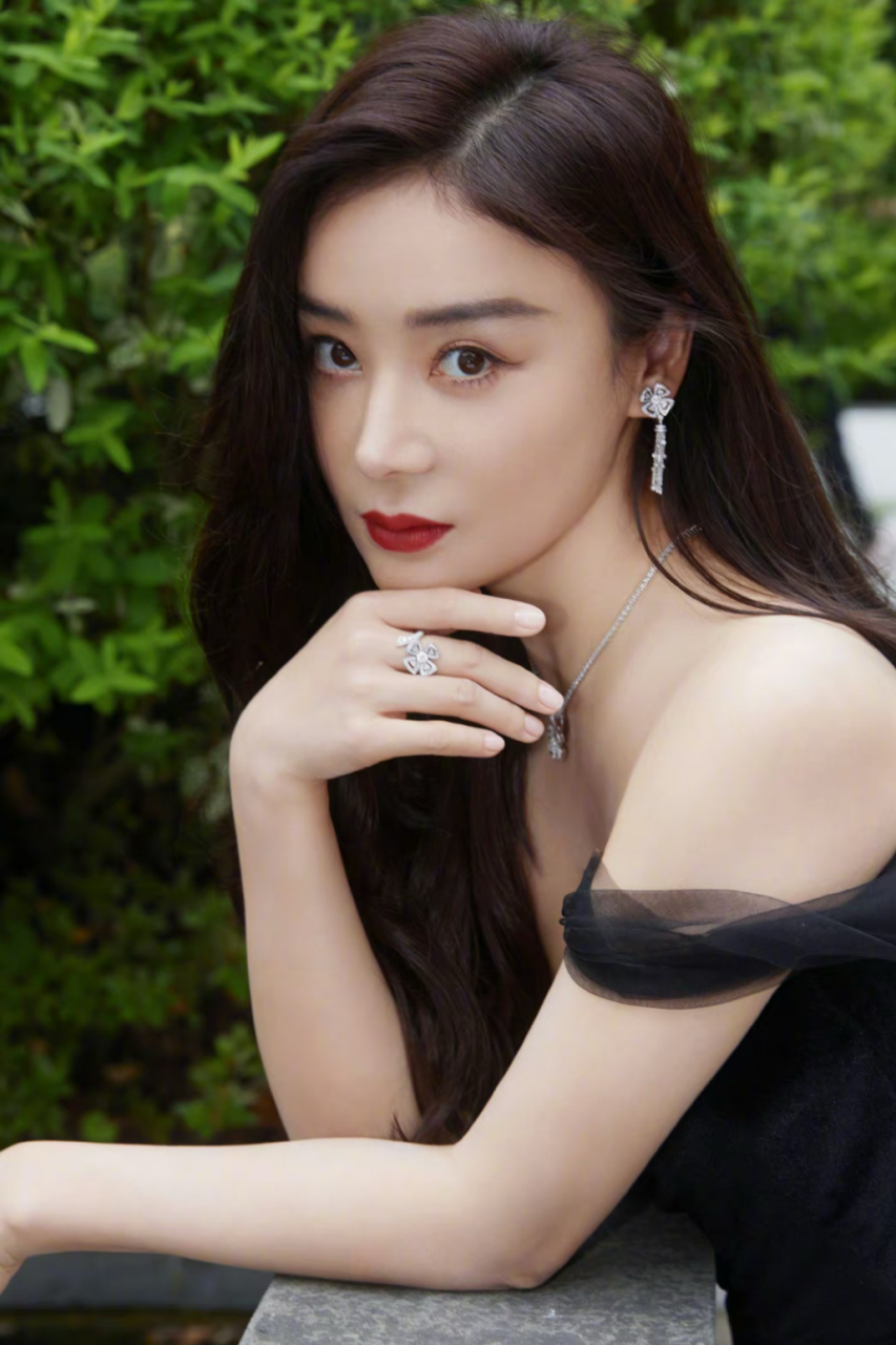 迷人风采:袁姗姗演绎一字肩高开叉礼服,大波浪卷发披肩散发温婉气质