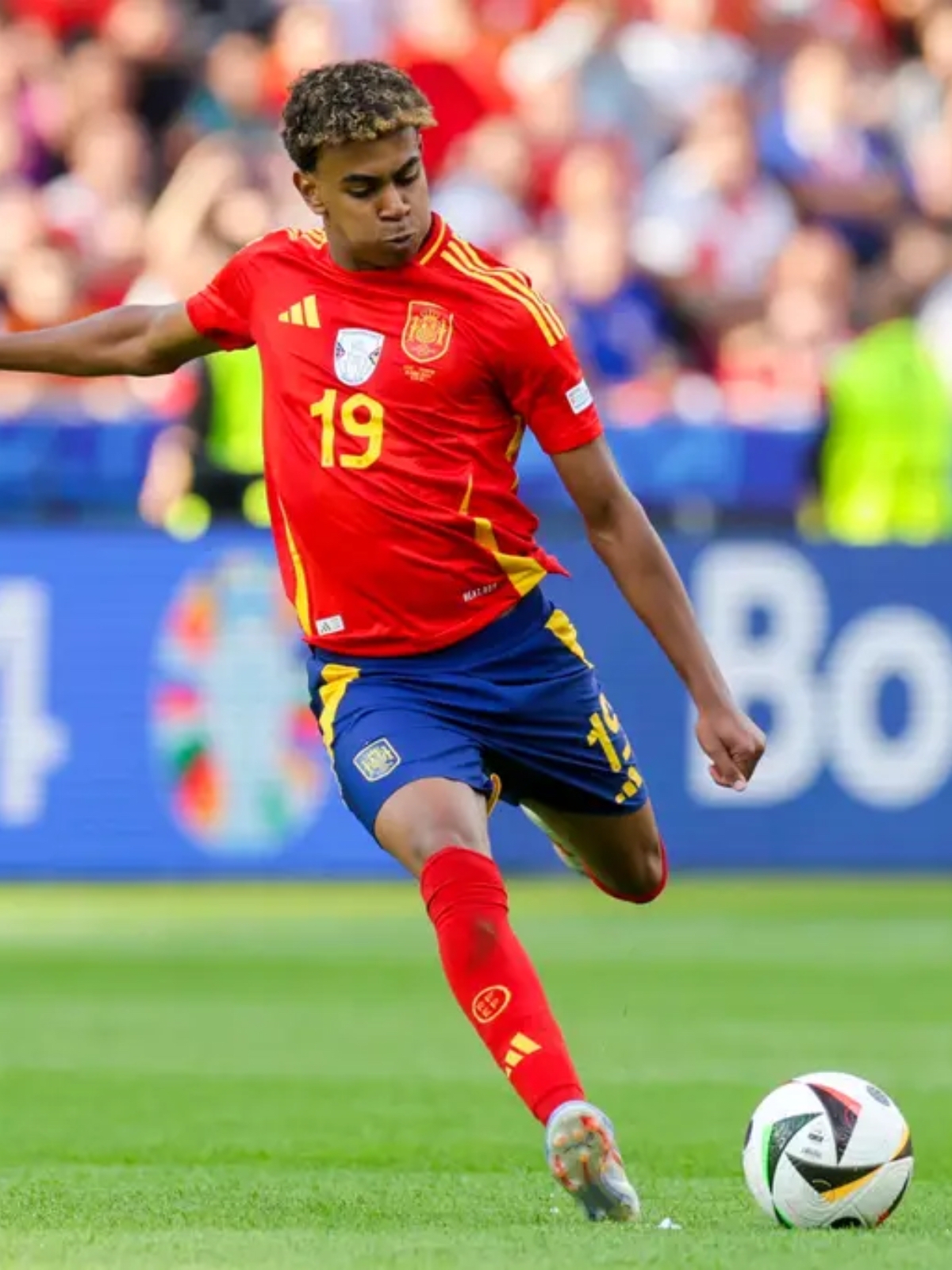 他在欧洲杯赛前训练西班牙足球队球员足球球星亚马尔欧洲杯热门球员