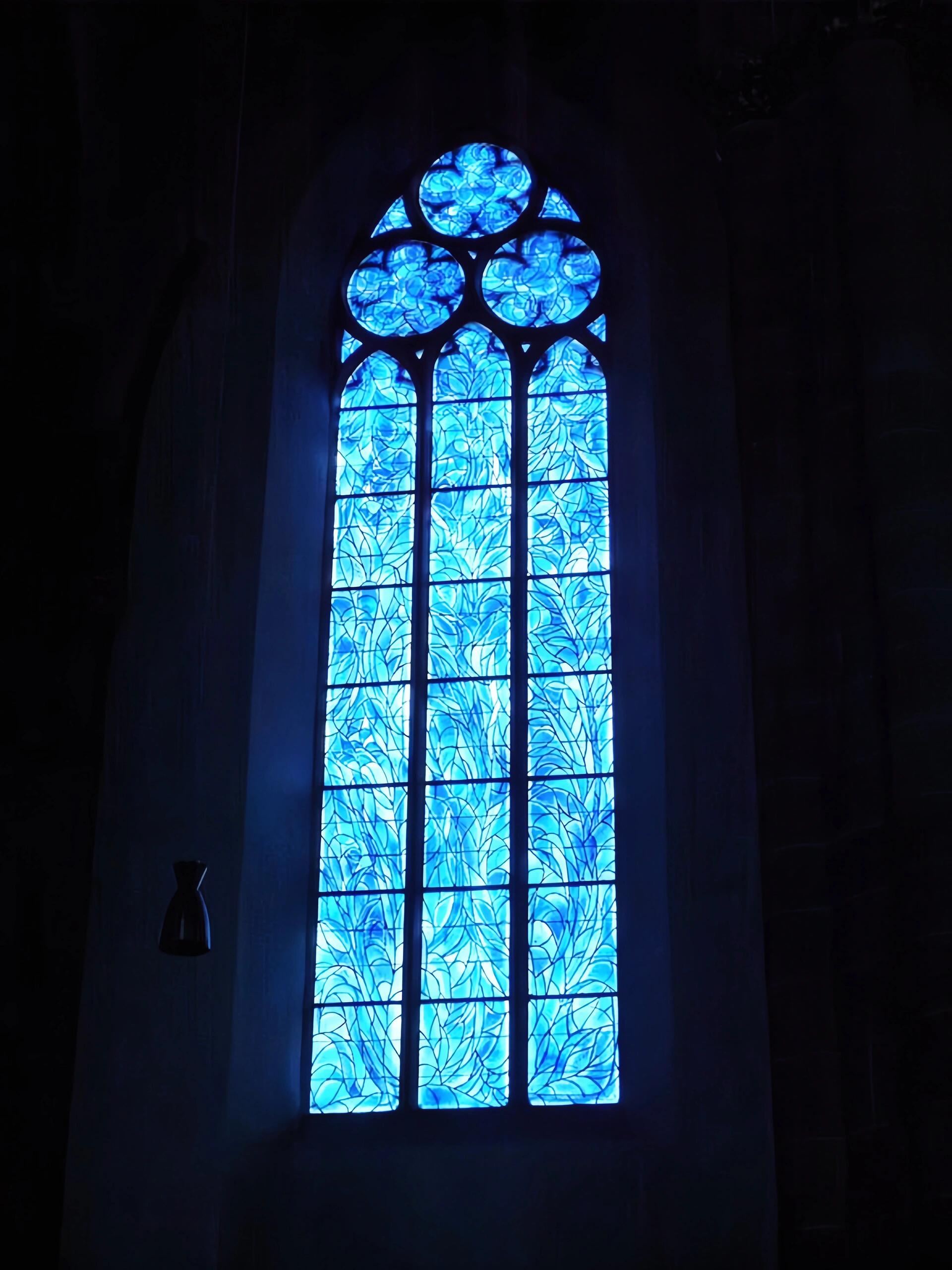 审美提升|"教堂花窗的chagall 夏加尔蓝" marc chagall曾说:"彩绘玻璃