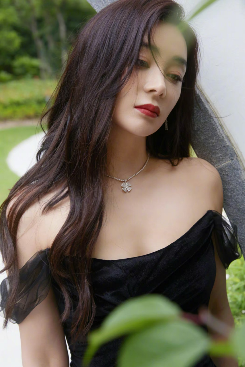 迷人风采:袁姗姗演绎一字肩高开叉礼服,大波浪卷发披肩散发温婉气质