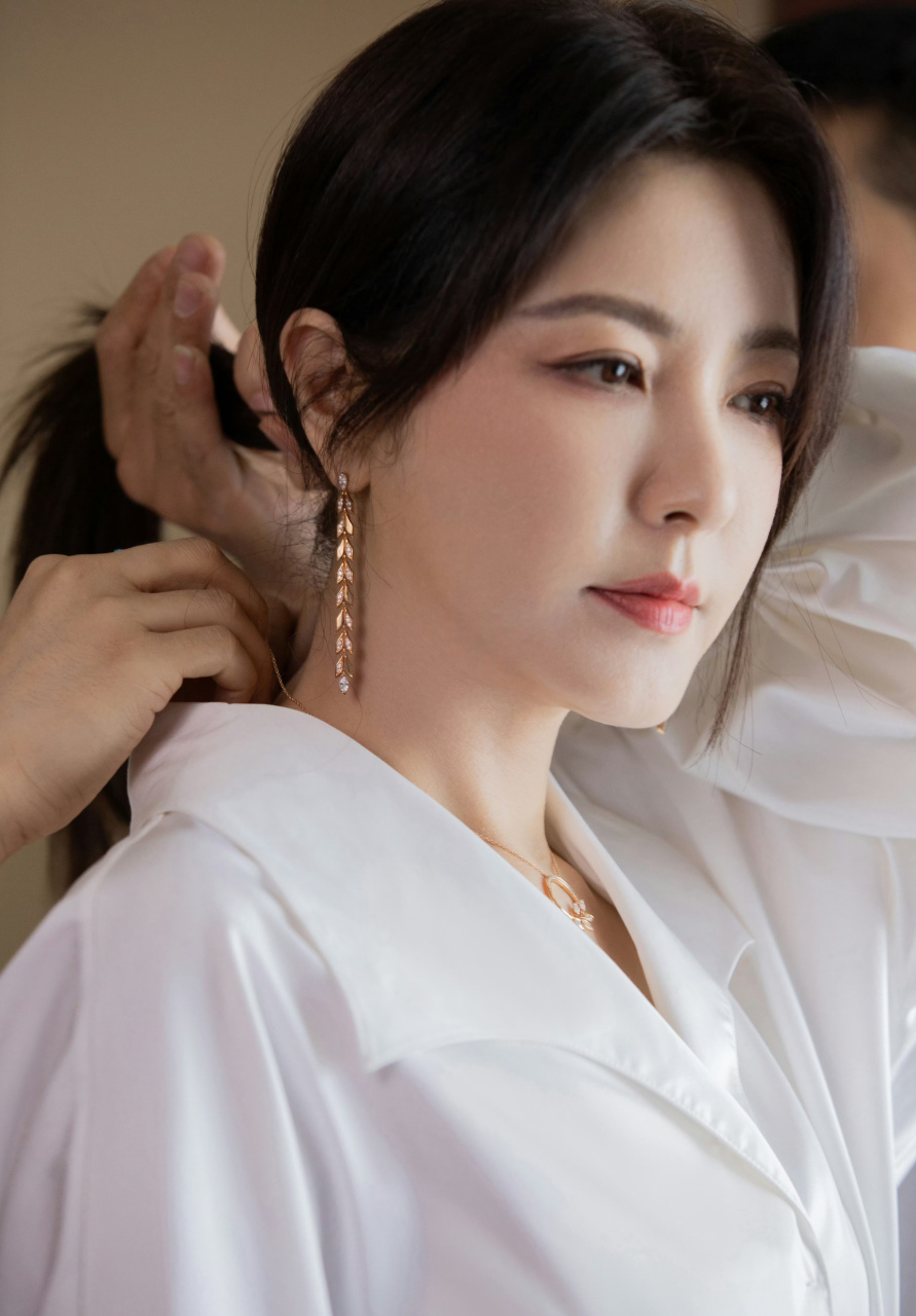 曾黎,白衬衫搭配黑色高腰裙,长发披肩,优雅知性!