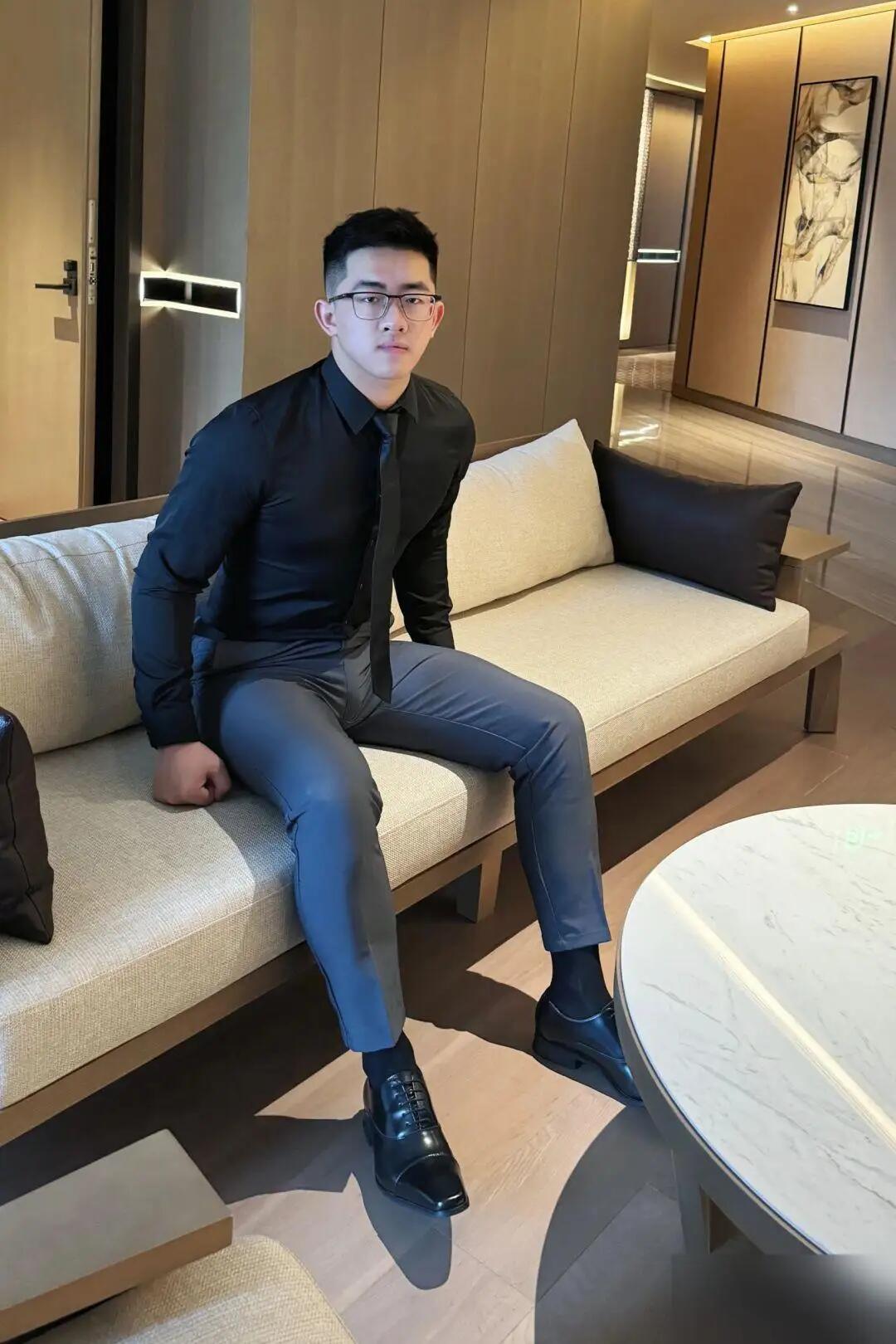 什么样的男生最有魅力?答案就是热爱工作且身穿商务正装的帅哥