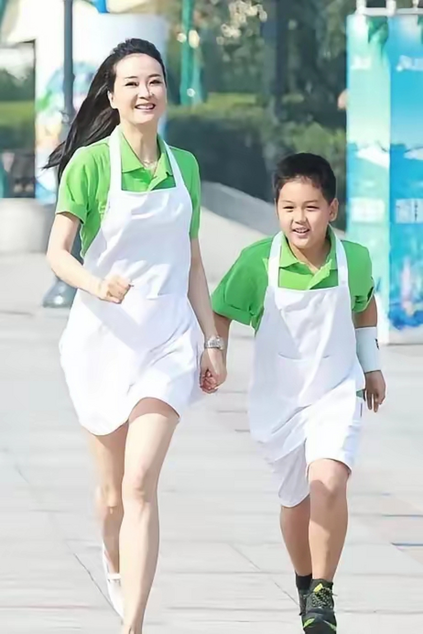 在一次节目里,主持人让王艳的儿子球球评价一下王艳的衣着好不好看?